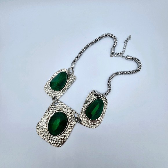 Statement Necklace Unique Green Gem Hammered Silvertone Metal 18" - Picture 4 of 7
